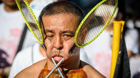 El festival vegetariano en el que se perforan las mejillas