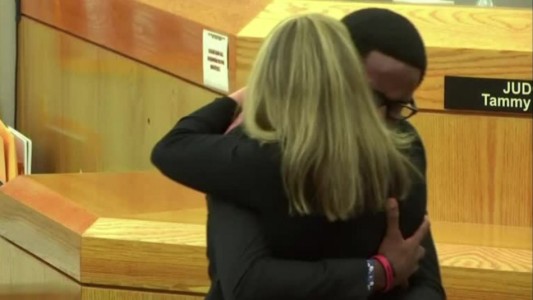 El conmovedor abrazo de un hombre con la mujer que mató a su hermano