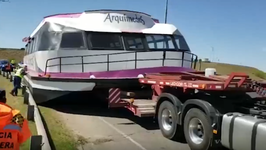 El catamarán que encalló en la autopista