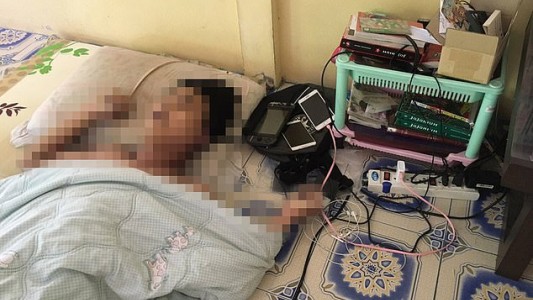 Se durmió mientras jugaba con el celular enchufado, le explotó y murió