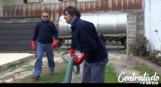 Contratado por un día: Roberto Funes Ugarte trabaja en un camión atmosférico