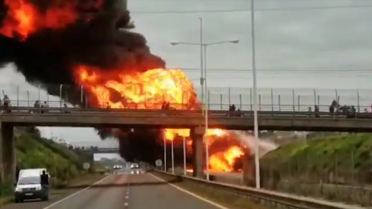 Impresionante explosión de un camión cisterna que transportaba nafta