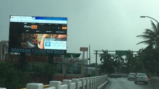 Porno en la autopista: hackearon un cartel publicitario