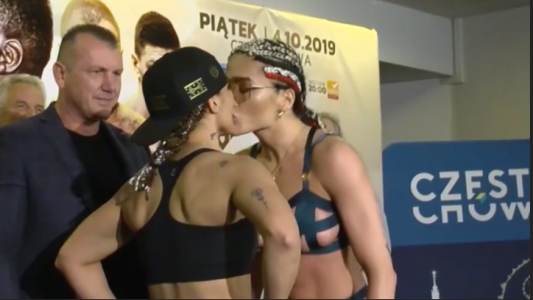 Una boxeadora besó en la boca a su rival y terminaron a las piñas