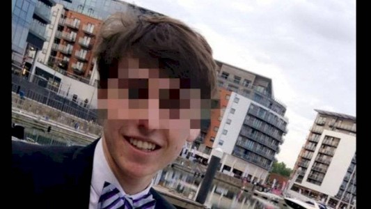 Se ahorcó el día de su graduación en el baño de su casa: había reprobado el examen final