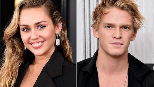 Miley Cyrus a los besos con el rapero Cody Simpson