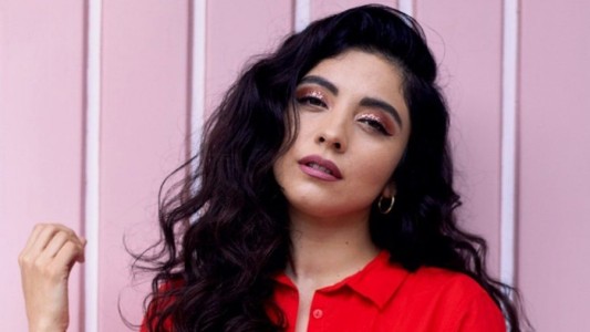 Mon Laferte presentó a su novia en pleno concierto: la foto del beso