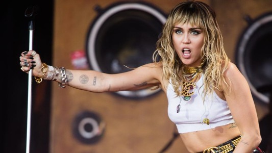 Miley Cyrus blanqueó a su novio con un irónico mensaje: " 22 y con abdominales"