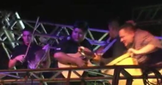 VIDEO: se cayó una estructura en pleno recital de folclore