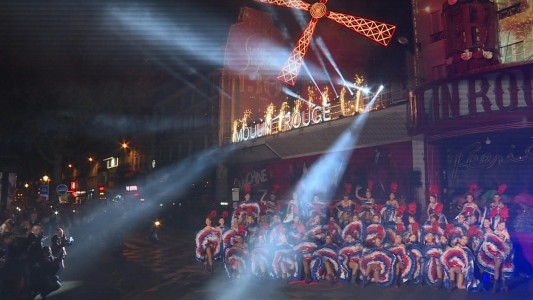 El célebre Moulin Rouge celebró 130 años con espectáculo callejero de can-can