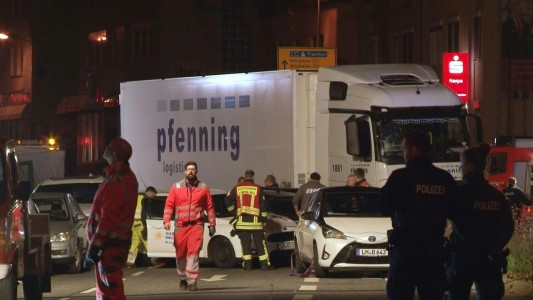 Atentado terrorista en Alemania: un hombre roba un camión y embiste a varios vehículos