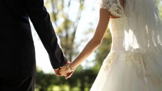 Una mujer encontró a su prometido violando a una de las damas de honor dos días antes de la boda