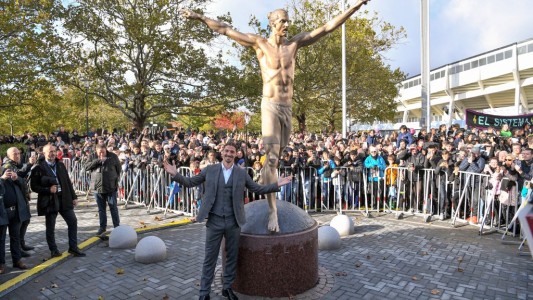 Zlatan Ibrahimovic inauguró la estatua de ... Zlatan