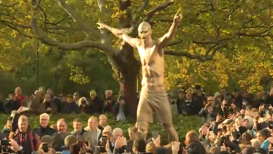 Zlatan descubre una enorme estatua de sí mismo