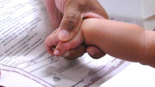 Nuevo Código Civil: anotaron con el apellido materno a un nene aunque fue reconocido por su padre