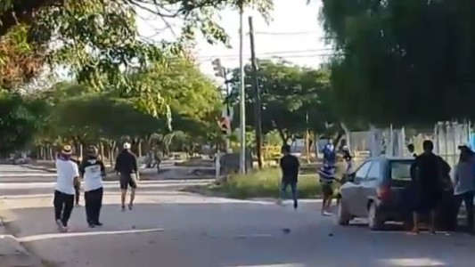 Video: hirieron a 12 policías en un enfrentamiento entre hinchas de una liga santiagueña
