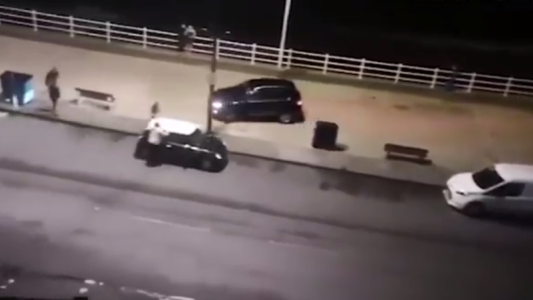 Pánico por auto que sube a la vereda de un paseo marítimo de Reino Unido