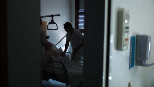 Condenaron a un enfermero por manosear a una paciente que estaba dormida