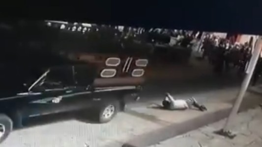 Furiosos con el alcalde por incumplir promesas de campaña, lo ataron a una camioneta y lo arrastraron