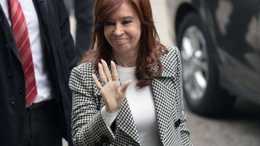 Volvió Cristina Kirchner de Cuba para sumarse a la campaña