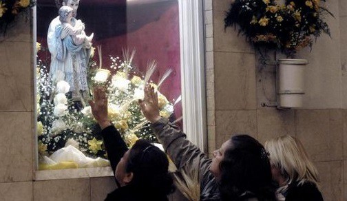 Cientos de fieles ingresan desde la madrugada al santuario de San Cayetano