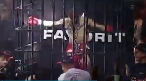 Boxeador se presentó en el ring encadenado y enjaulado
