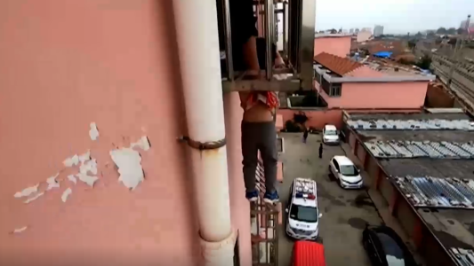 Dramático rescate de un nene colgado de un balcón