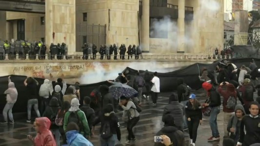 Masiva protesta de estudiantes por más recursos para educación pública en Colombia