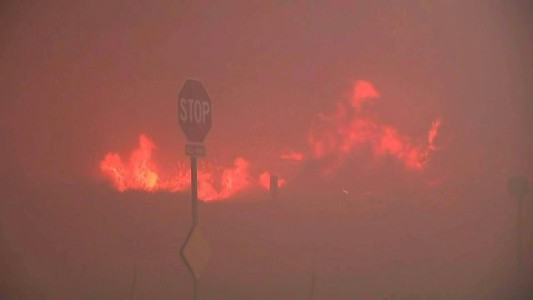 California en alerta máxima por incendios que destruyen decenas de edificaciones