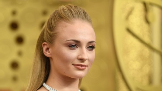 El video de Sophie Turner, la estrella de Game of Thrones, en el que se ríe de los influencers