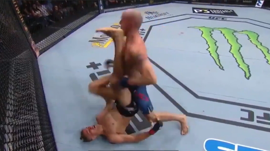 Un luchador que se encontraba en el piso noquea a su rival de un talonazo en la cara