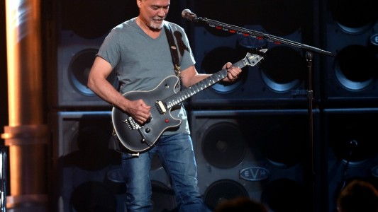 Eddie Van Halen lucha contra un cáncer de garganta