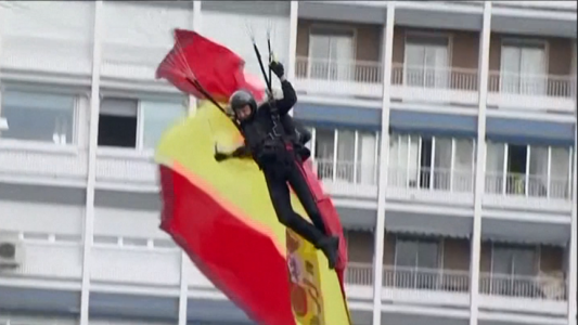 Tremendo accidente de paracaidista durante un desfile en España