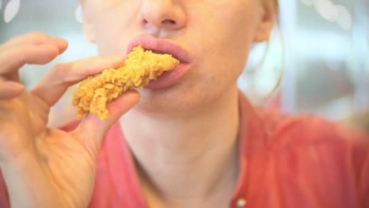 "Humillada": vegana denunció que sus amigos le dieron de comer pollo cuando estaba borracha