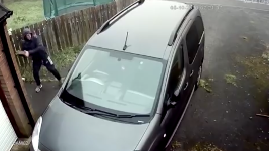 Intenta robar un coche y recibe un 'karma' instantáneo