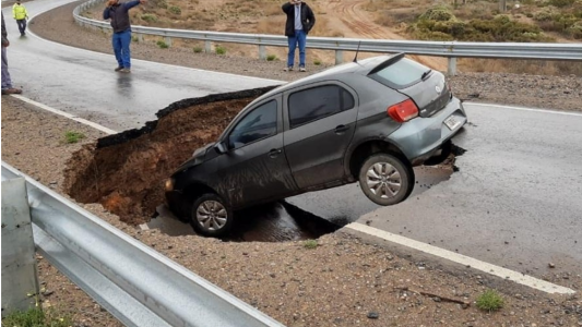 Un auto quedó atrapado en un pozo gigante en una autopista
