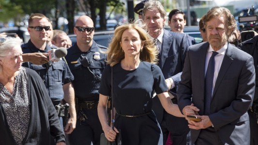 La actriz Felicity Huffman cumple su condena de 14 días en la cárcel