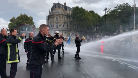 El nuevo colmo de los bomberos: ser dispersados con camiones hidrantes