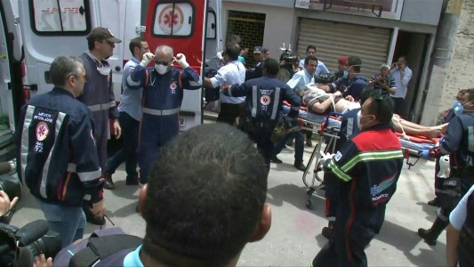 Intensa búsqueda de desaparecidos tras derrumbe de edificio en Brasil