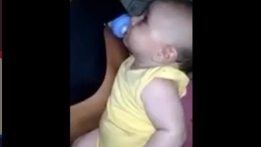VIDEO: el insólito método de un padre para darle la "teta" a su bebé