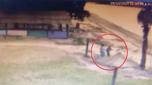 El momento en que los vecinos se llevan a Abril