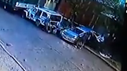 Cuatro delincuentes golpean salvajemente a un joven para robarle el auto