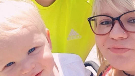 La historia del bebé que estuvo al borde de la muerte: se contagió un herpes por un beso de un adulto