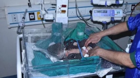 Mejora la beba que encontraron enterrada cuando sepultaban a una fallecida