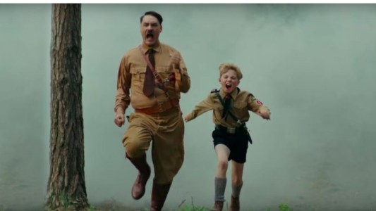 "Sentía vergüenza de estar vestido así": interpreta a Hitler como amigo imaginario de un nene nazi de 10 años