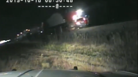 Se le quedó el auto sobre las vías cuando venía un tren