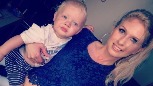 Se durmió amamantando a su hijo y cuando despertó el bebé estaba muerto