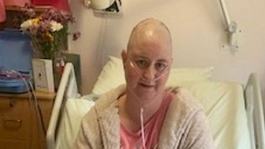 Mujer celebrará la Navidad en octubre junto a sus tres hijas: le quedan 15 días de vida