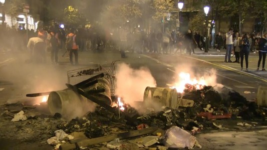 Nueva noche de barricadas en Barcelona, en vísperas de huelga independentista
