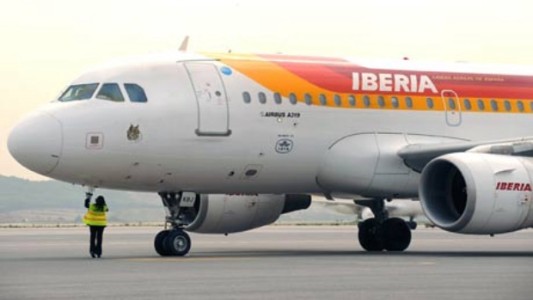 Por "golpes de pájaros", un avión aterrizó de emergencia en Ezeiza